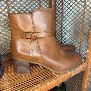 New with tags FRYE And CO. Brown Fashion Boots Women’s 11